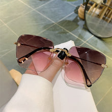 Load image into Gallery viewer, Vintage Clip Frameless UV Sunglasses
