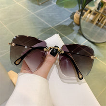 Load image into Gallery viewer, Vintage Clip Frameless UV Sunglasses
