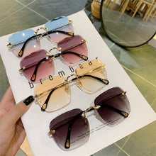 Load image into Gallery viewer, Vintage Clip Frameless UV Sunglasses
