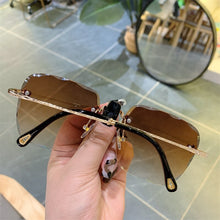 Load image into Gallery viewer, Vintage Clip Frameless UV Sunglasses
